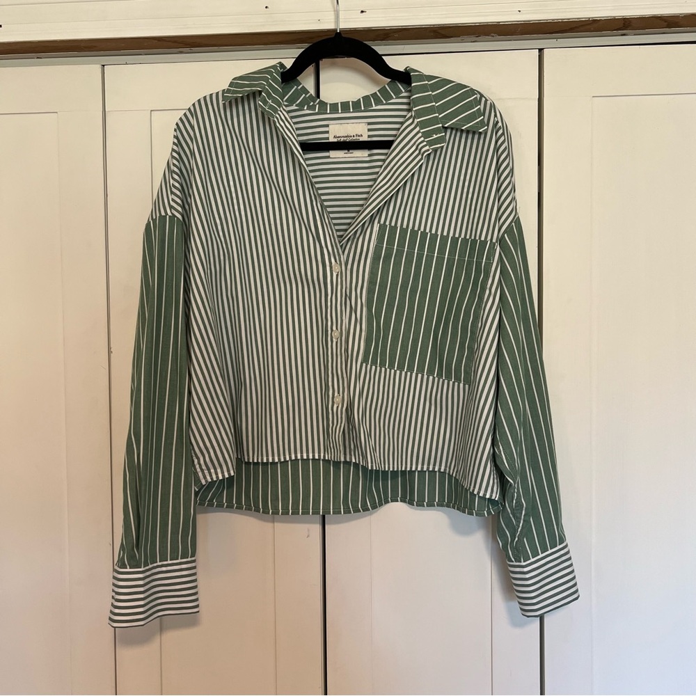 Abercrombie & Fitch Green Striped Cropped Button Down Shirt (Soft AF Collection)